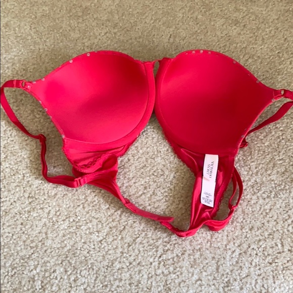 Victoria Secrets Push-up Bra - Picture 2 of 3